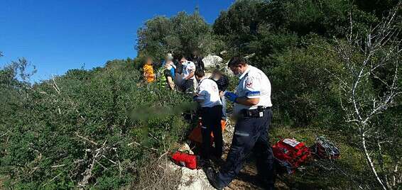 פינוי האישה הפצועה ביער עופר // צילום: מגן דוד אדום