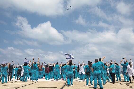 מטס הצדעה לצוותים הרפואיים מעל ביה"ח רמב"ם בחיפה ביום העצמאות ה-72 // צילום: מישל דוט קום