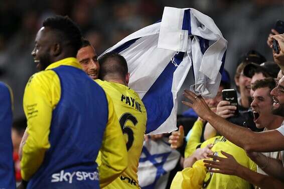 האוהדים חוגגים עם דגלי ישראל // צילום: Gettyimages