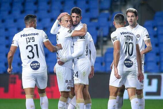 שחקני מכבי ת"א חוגגים את השער של כהן, הערב בנתניה // צילום: עמי שומן