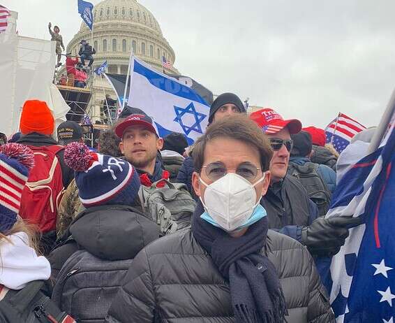 בועז ביסמוט סמוך לבניין הקפיטול בוושינגטון