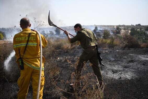 לוחמי צה"ל הצטרפו לפעולות הכיבוי // צילום: דובר צה"ל