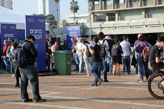 מתחם החיסונים של איכילוב ועיריית ת"א בכיכר רבין // צילום: גדעון מרקוביץ'