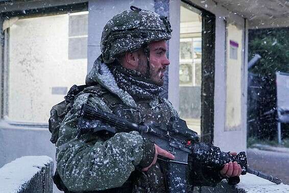 לוחם מסיירת חרוב, מחטיבת כפיר ששומר בעמדת שמירה סמוך לבית אל // צילום: דו"צ