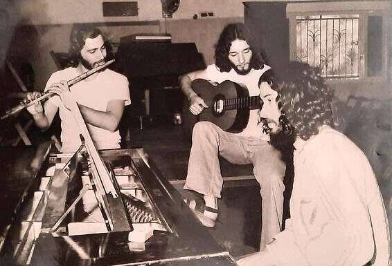 באמצע שנות ה־70, בהרכב "קצת אחרת" (עם שלמה גרוניך בפסנתר ושם טוב לוי בחליל). "אנחנו מדברים על מוזיקה, על החיים, על הקורונה" // צילום: אבי דיין, באדיבות שלמה יידוב