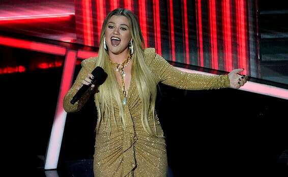 שמלת נשף // צילום: AP