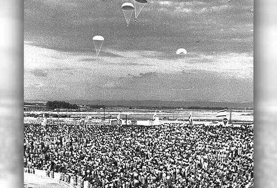 מפגן צניחה בנעילת המכביה השלישית, אוקטובר 1950 // צילום: דוד אלדן, לע"מ