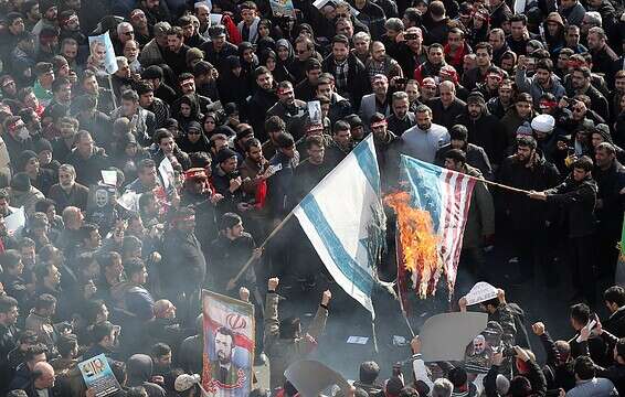 שריפת דגלי ישראל וארה"ב במהלך הלוויתו של קאסם סולימאני // צילום: אי.פי.איי