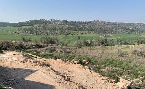 כאן יוקם יישוב יוקרה חדש // צילום: עמיחי לואיס (שמאי מקרקעין במשרד חזקיה העצני)