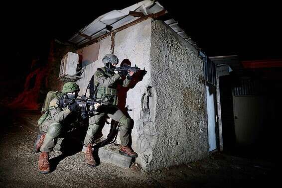 לוחמים פורצים למבנה // צילום: אורן כהן