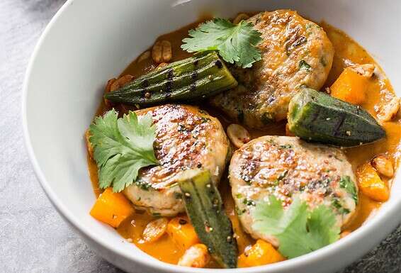 חיבור טריפוליטאי־אסיאתי. קציצות דגים בחריימה תאילנדי // צילום וסטיילינג: איתיאל ציון