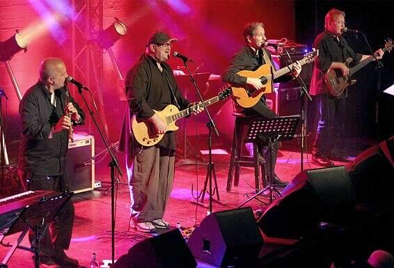 על הבמה ב־2017, עם אלון אולארצ'יק (מימין), אפרים שמיר ושם טוב לוי. "הכל נעצר" // צילום: קוקו