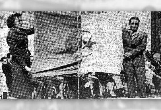 "היו דבוקים אחד לשני". ראזק וצלינה מניפים את דגל אלג'יריה במזרח גרמניה, 1957 // צילום: מכון לבון / "דבר"