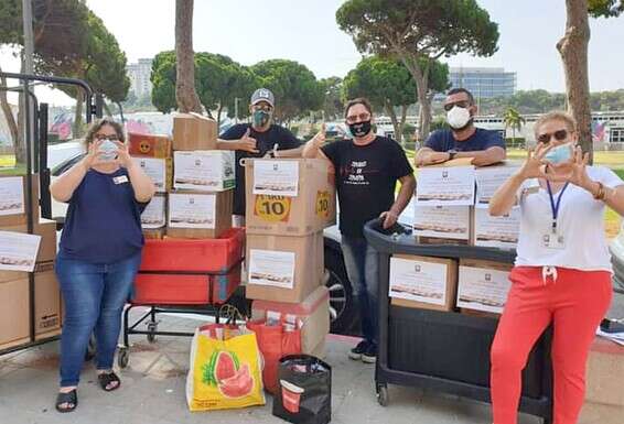 מרכז חלוקת העוגות והמצרכים של דיירי אחוזת צהלה, למען אנשי עולם התרבות