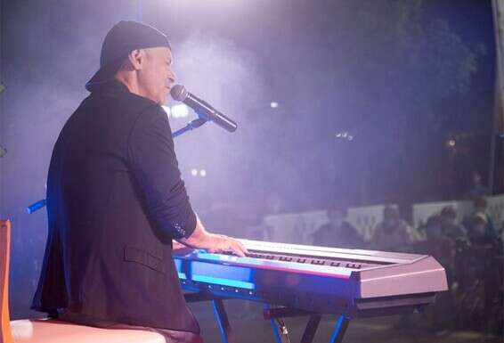 רמי קלינשטיין בהופעה בכפר האמנים בבית בנורדיה, מרשת מגדלי הים התיכון