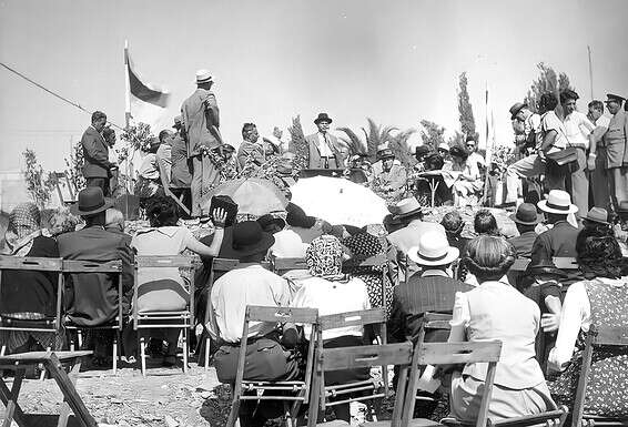 טקס הנחת אבן הפינה ל"בית העם" בירושלים, יוני 1950 // צילום: אורון צבי, באדיבות הארכיון הציוני