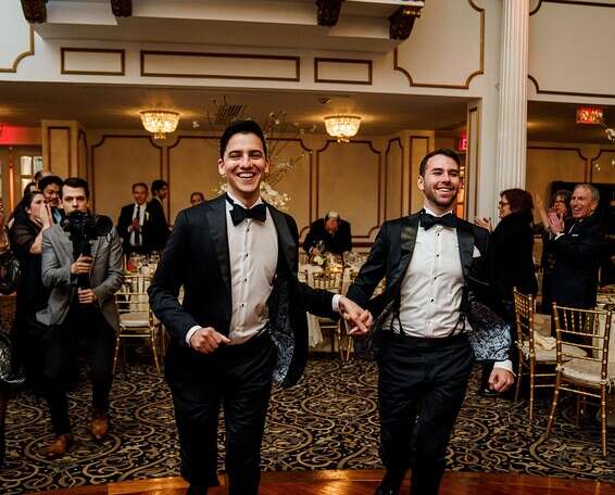 ג'רמי בוריסון, מימין, ומייקל גרינברג ניסו לשמור בחתונתם על קרבה רבה ככל האפשר למסורת // צילום: ניילה גריי