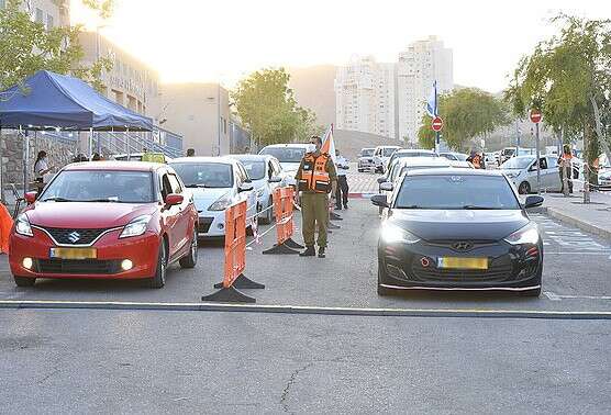 תור בבדיקת קורונה בדרייב אין // צילום: יהודה בן יתח