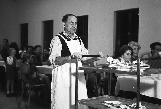 תורנות חדר אוכל בקיבוץ אפעל, 1951 // צילום: זולטן קלוגר, לע"מ