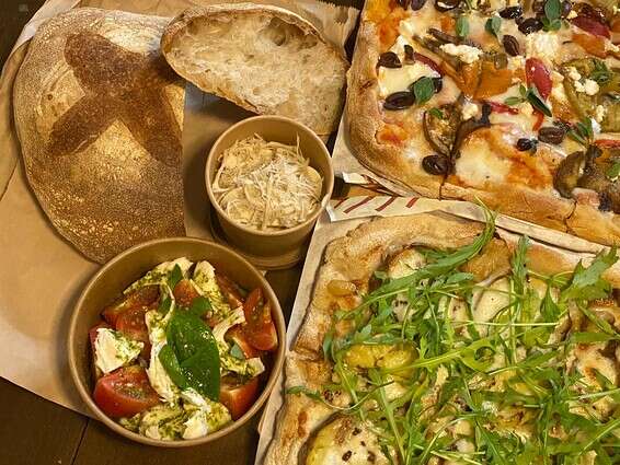 פיצה בלקאנית ופיצה ביאנקה עם כמהין ותפוחי אדמה // צילום: גרישה