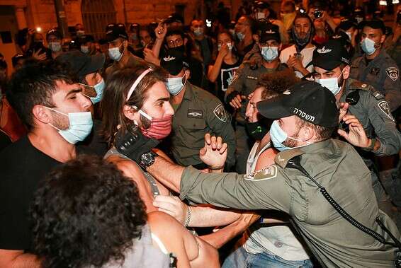 עימות בין שוטרים למפגינים מול מעון ראש הממשלה בירושלים, שלשום // צילום ארכיון: אורן בן חקון