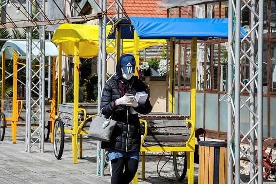 צעירה בירושלים מתגוננת עם מסכה // צילום: אורן בן חקון