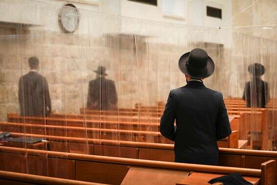 שומרים על מרחק. בית כנסת בירושלים, בשבוע שעבר // צילום: אורן בן חקון