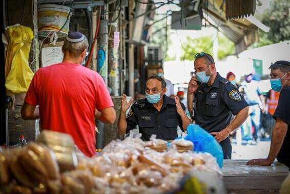 שוטרים בשוק מחנה יהודה, בירושלים, שלשום // צילום: אורן בן חקון