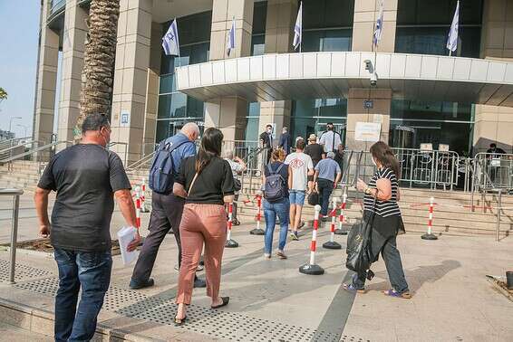 תור בכניסה ללשכת התעסוקה בתל אביב, ביוני // צילום: יהושע יוסף