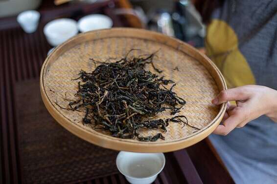 עלי תה אולונג סיני כהה