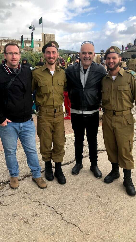 אל"מ אמנון אשל אסולין , ואל"מ רונן איציק, עם בניהם טל ויאיר בסיום הטירונות // צילום: ארכיון אישי