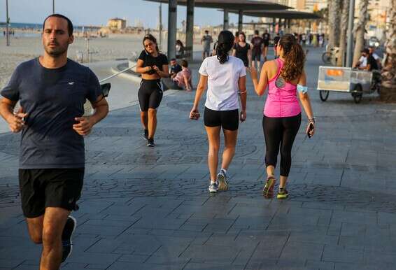 עוברי אורח בטיילת בת"א בזמן הסגר החלקי // צילום: יהושע יוסף