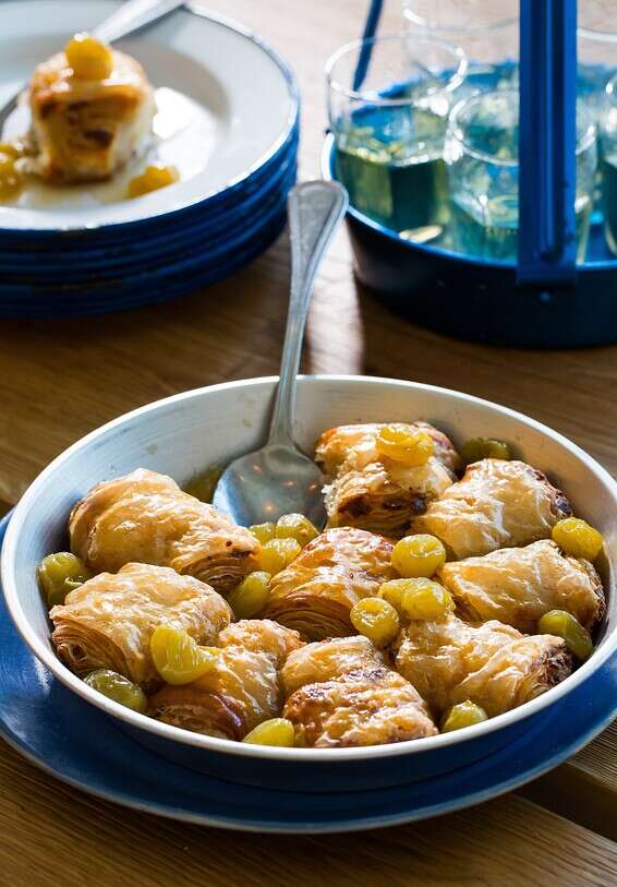 מאפה פילו עם גבינת מנורי, סירופ דבש וענבים לבנים // צילום: איתיאל ציון