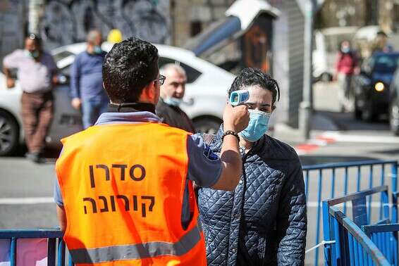 סדרן קורונה בשוק מחנה יהודה // צילום: אורן בן חקון