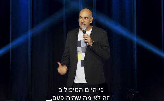 בתוכנית משולבים קטעים בנושא המדובר מהופעת סטנד-אפ של כל אחד מהם. קובי מימון // צילום מסך