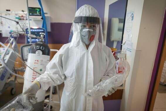 חברת צוות רפואי במחלקת קורונה במרכז הרפואי לגליל בנהריה, היום // צילום: אנצ'ו גוש, ג'יני