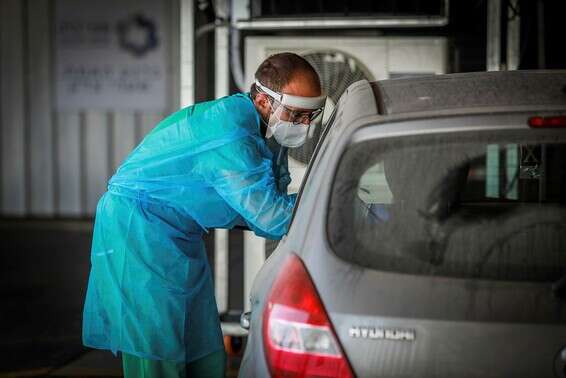 בדיקת קורונה בבית החולים שערי צדק, בירושלים, אתמול // צילום: אורן בן חקון