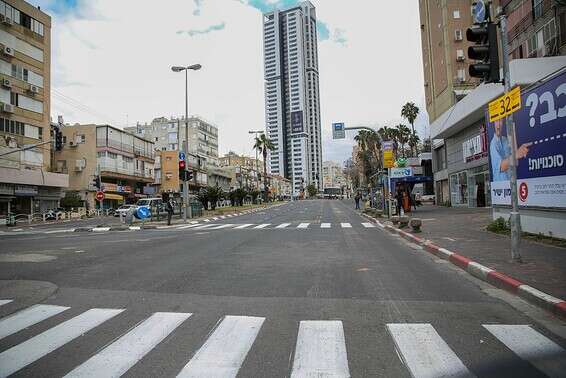 רחוב ז'בוטינסקי ברמת גן. החולה ביקרה בחדר כושר בעיר // צילום: יהושע יוסף