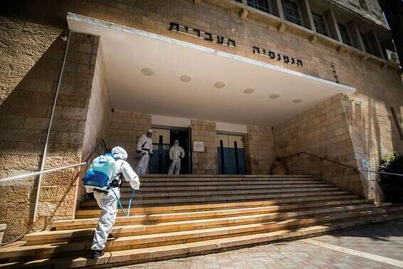 חיטוי הגימנסיה בירושלים לאחר התפרצות הנגיף במוסד // צילום: אורן בן חקון