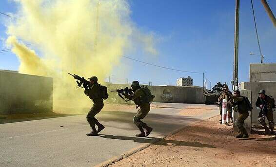 חיילים מתאמנים בבסיס צאלים // צילום: דודו גרינשפן