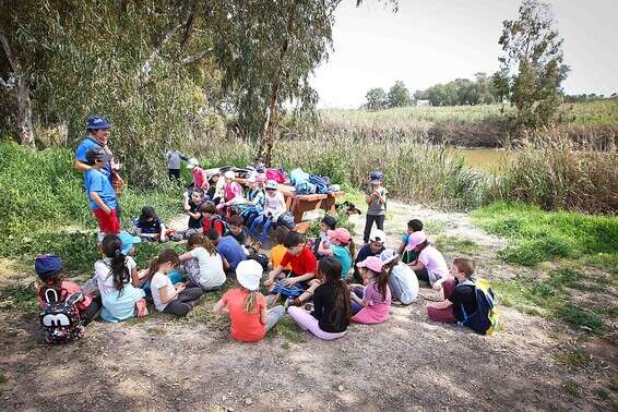 ילדים בטיול שנתי בנחל אלכסנדר // צילום: עמי שומן