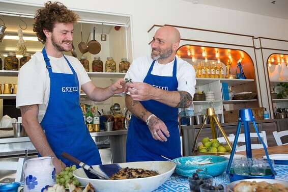 מנות מהטברנות ומהמאפיות של כרתים. אליאב גולדנברג (מימין) ואוריאל עשת ב"גרקו" // צילום: איתיאל ציון