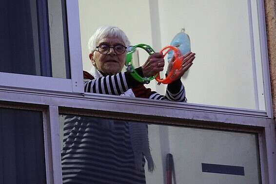 מוחאים כפיים לאנשי הצוות הרפואי // צילום: קוקו