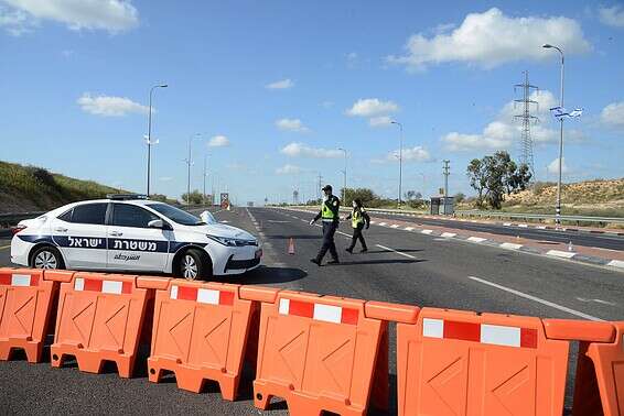 מחסום משטרה סמוך לבאר שבע, למצולמים אין קשר לכתבה // צילום: דודו גרינשפן