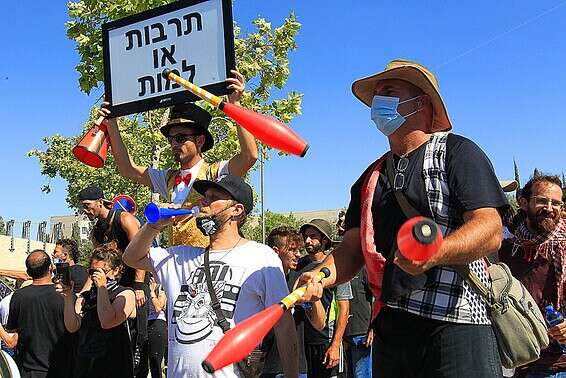 בענפי התרבות והתיירות כמעט לא חזרו לעבודה. הפגנת עובדי ענף התרבות // צילום: קוקו