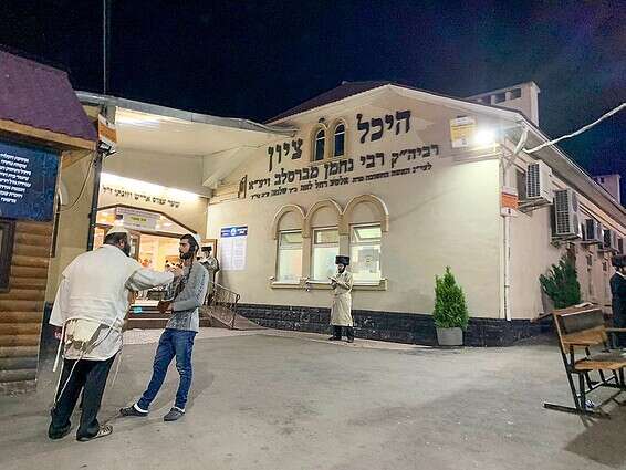 חסידים בסמוך לציון הקבר // צילום: שחר משה זגורי