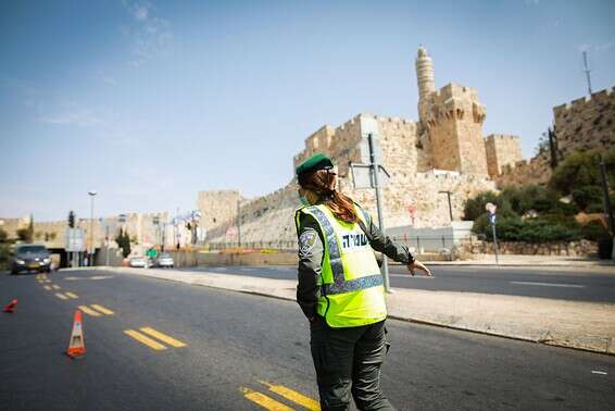 שוטרים בירושלים אוכפים את ההנחיות // צילום: אורן בן חקון