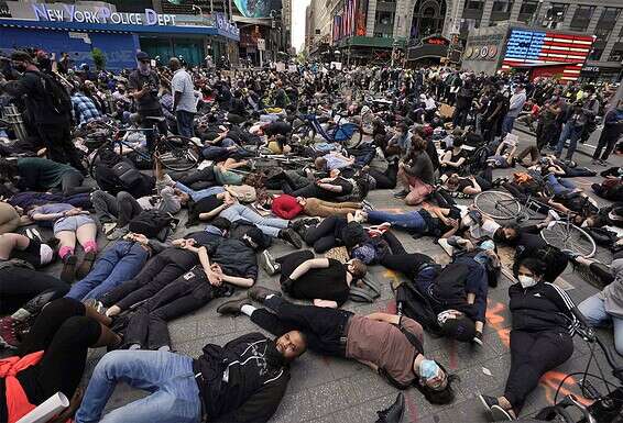 הנפגעים העיקריים מהביזה - בעלי החנויות הקטנות // צילום: איי.אף.פי