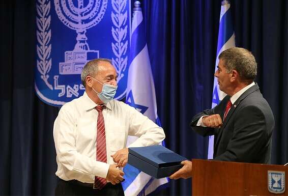 שר החוץ אשכנזי לצד מנכ"ל משרד החוץ היוצא, יובל רותם // צילום: עמית שאבי