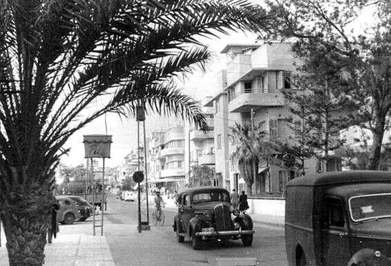 רחוב הירקון, ליד קפה "פילץ", 1950	צילום: אוסף זוננפלד, בית התפוצות